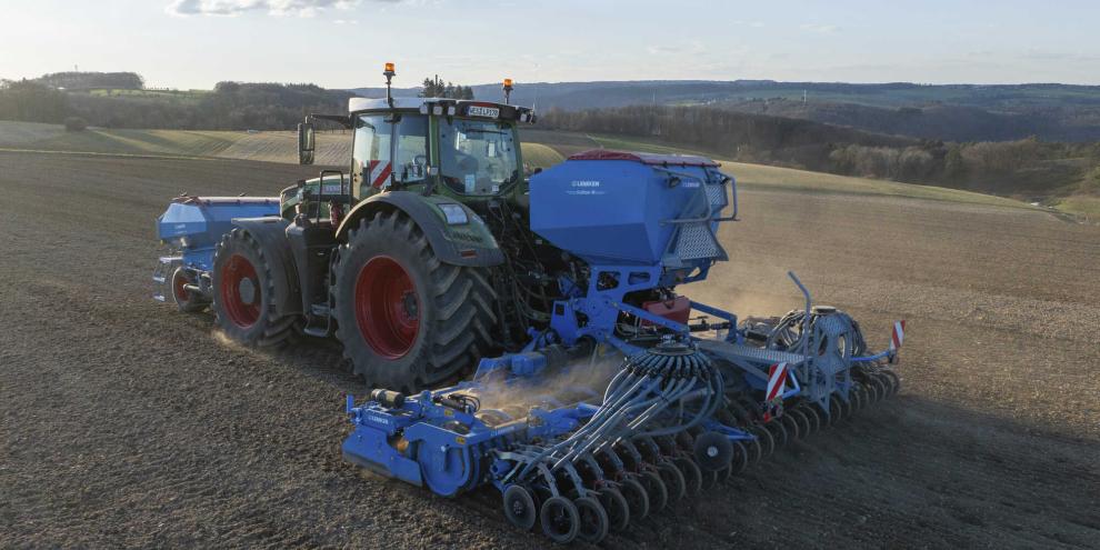 Die aktive Saatbettbereitung und der im Heck verbaute Saatgutbehälter sind die Besonderheiten der Lemken Solitair MF in diesem Arbeitsbreitensegment.Foto: Lemken
