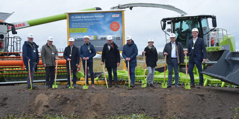 Kamen Ende Oktober zum Spatenstich zusammen (v.li.n.re.): Jan Nachtwey (Claas), Ulrich Möllmann (Quakernack), Armin Schenk (Oberbürgermeister Bitterfeld-Wolfen), Georg Rösler (Claas), Guido Winkel (Quakernack), Torsten Prael (Claas), Britta Knabe (Bremer Leipzig), Christian Radons (Claas) und Frederik Pfeil (Claas). Kamen Ende Oktober zum Spatenstich zusammen (v.li.n.re.): Jan Nachtwey (Claas), Ulrich Möllmann (Quakernack), Armin Schenk (Oberbürgermeister Bitterfeld-Wolfen), Georg Rösler (Claas), Guido Winkel (Quakernack), Torsten Prael (Claas), Britta Knabe (Bremer Leipzig), Christian Radons (Claas) und Frederik Pfeil (Claas).
