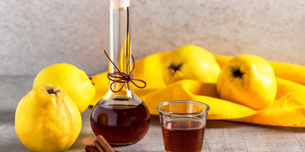 In Quitten sind besondere Farbstoffe enthalten - die Polyphenole - die dafür sorgen, dass das eigentlich helle Quittenfleisch beim Kochen oder Ziehen in Alkohol goldgelb-bernsteinfarbig wird.