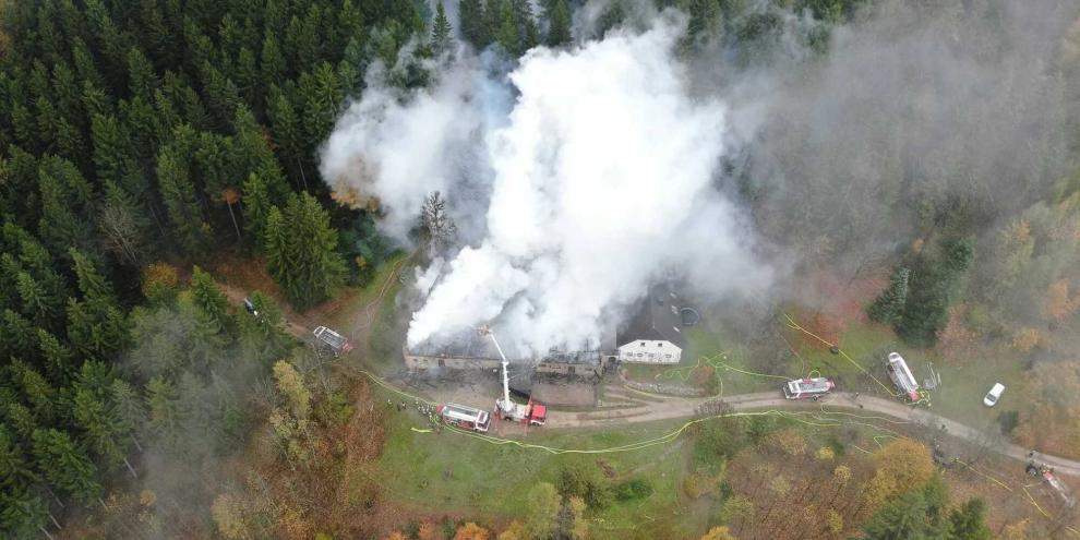 Drei Ponys starben bei einem Bauernhofbrand in Oberösterreich. Das Feuer wurde beim Betanken eines Quads ausgelöst. Die Feuerwehr erwartete ein schwieriger Einsatz. Drei Ponys starben bei einem Bauernhofbrand in Oberösterreich. Das Feuer wurde beim Betanken eines Quads ausgelöst. Die Feuerwehr erwartete ein schwieriger Einsatz.
