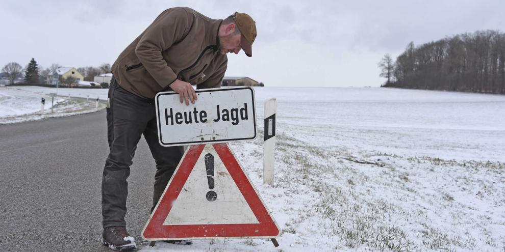 Bei Bewegungsjagden gilt auch Verkehrssicherungspflicht gegenüber Verkehrsteilnehmern. Es ist immer mit plötzlich auftauchendem Wild oder Jagdhunden zu rechnen.