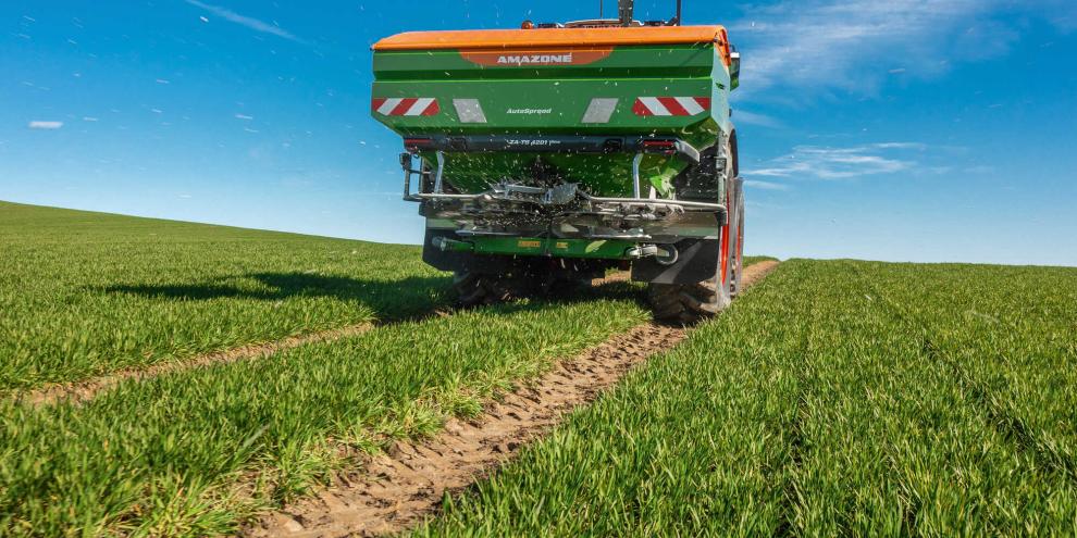 Amazone hat den ersten Düngerstreuer, der nicht nur die Ausbringmenge automatisch regelt, sondern auch die Querverteilung. Amazone hat den ersten Düngerstreuer, der nicht nur die Ausbringmenge automatisch regelt, sondern auch die Querverteilung.