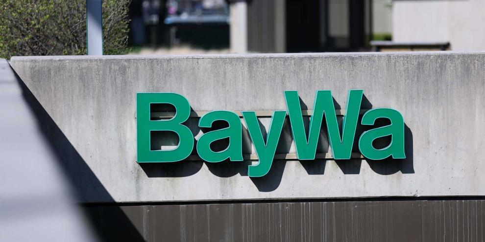 Das Logo der Baywa an einem Gebäude