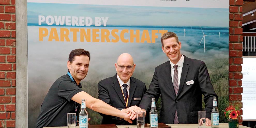 V.li.n.re.: Jose Luis Blanco (CEO der Nordex Group), Gernot Gauglitz (geschäftsführender Gesellschafter der planenden UKA-Gruppe) und Stefan Bögl (Vorstandsvorsitzender der Firmengruppe Max Bögl) unterzeichnen die Lieferverträge für den Windpark Papenburg.