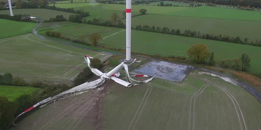 Der Kopf samt Rotor und Flügeln dieses Windrads im Münsterland ist aus rund 100 m Höhe auf den Acker gefallen. Der Kopf samt Rotor und Flügeln dieses Windrads im Münsterland ist aus rund 100 m Höhe auf den Acker gefallen.