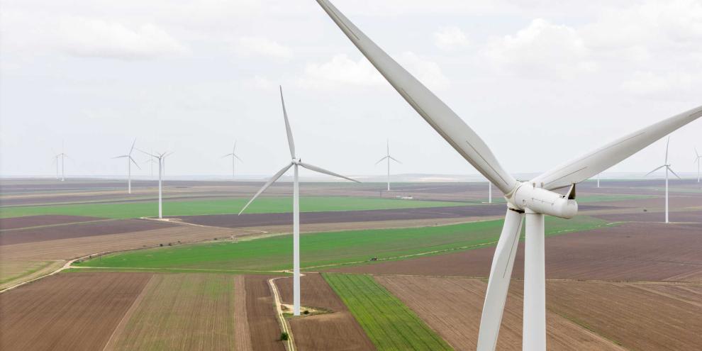 Windrad-Acker-AdobeStock_1206365911