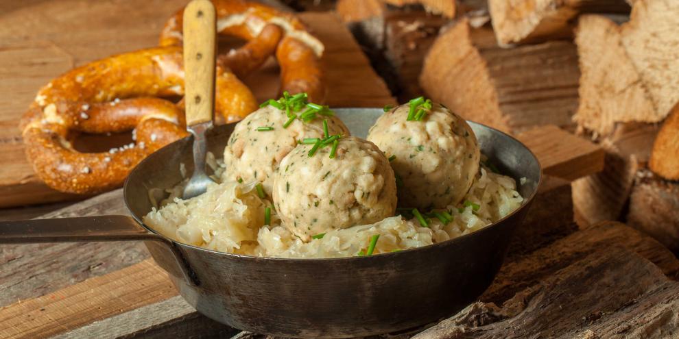 Brezenknödel schmecken sehr gut zu Sauerkraut oder mit Pilzrahmsoße.