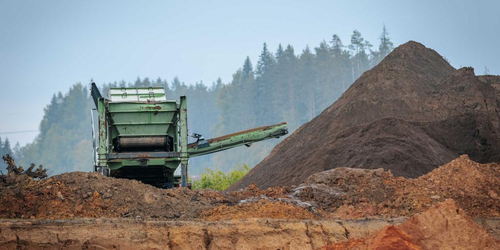 In Friesland soll ein Wald für den Sandabbau abgeholzt werden. Ein Unternehmen erklärt, warum dies nötig ist. Anwohner protestieren dagegen. (SYMBOLBILD)