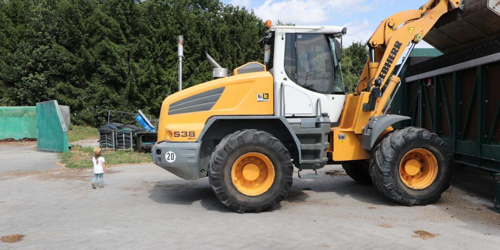 Besonders bei Radladern ist der Tote Winkel hinter dem Fahrzeug sehr groß, hier warne Rückfahrkameras mit Personenerkennung.