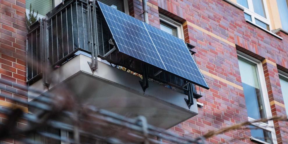 Balkonkraftwerk an einem Mehrfamilienhaus: Ab sofort gibt es eine eigene DIN für den Anschluss der kleinen Kraftwerke.