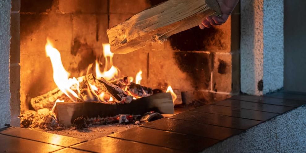 Holzscheit-in-Kamin-Heizen-mit-Holz_AdobeStock