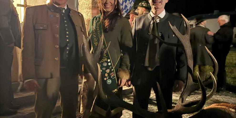 Einigkeit stand im Fokus der Hubertusfeier des Bunds Bayerischer Berufsjäger. Im Bild Vorsitzender Max Keler, die bayerische Jagdkönigin Diana Merkle und Jagdminister Hubert Aiwanger.