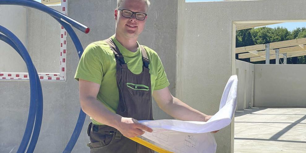 Noch arbeitet Gerrit Asbrock täglich auf der Baustelle. Im September sollen in den Sauenstall im Hintergrund die ersten Sauen einziehen.