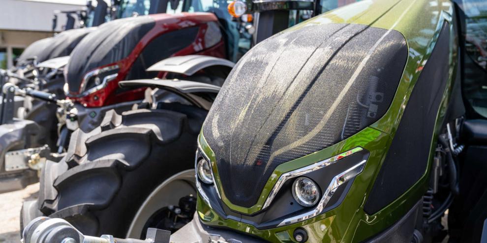 Traktoren einer Marke in Reih und Glied: Die einzelnen Baureihen und Modelle unterscheiden sich meist in Leistung, Getriebe, Optik und Ausstattungsdetails.