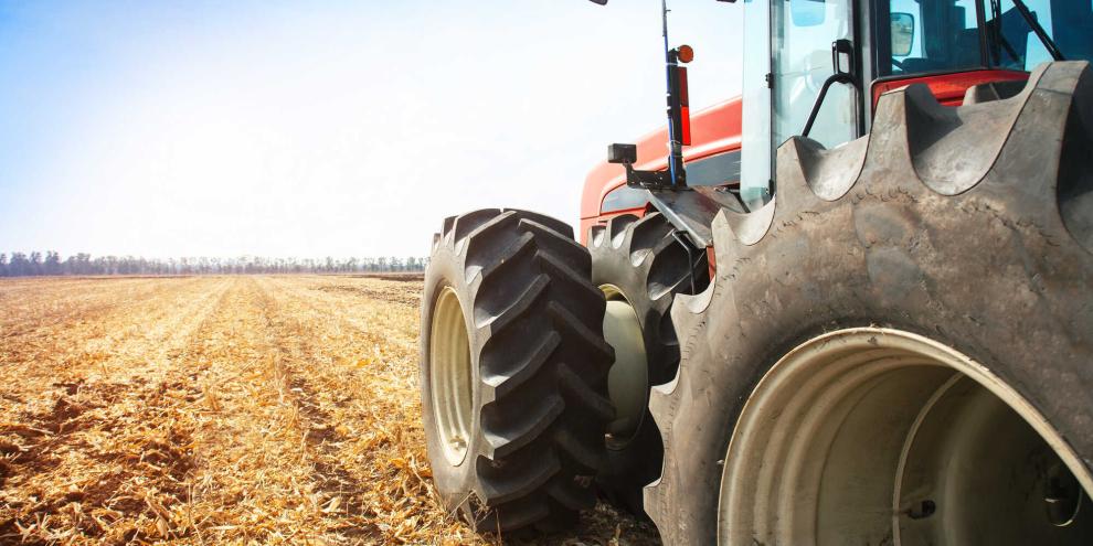 Traktor-Feld-AdobeStock_141329163