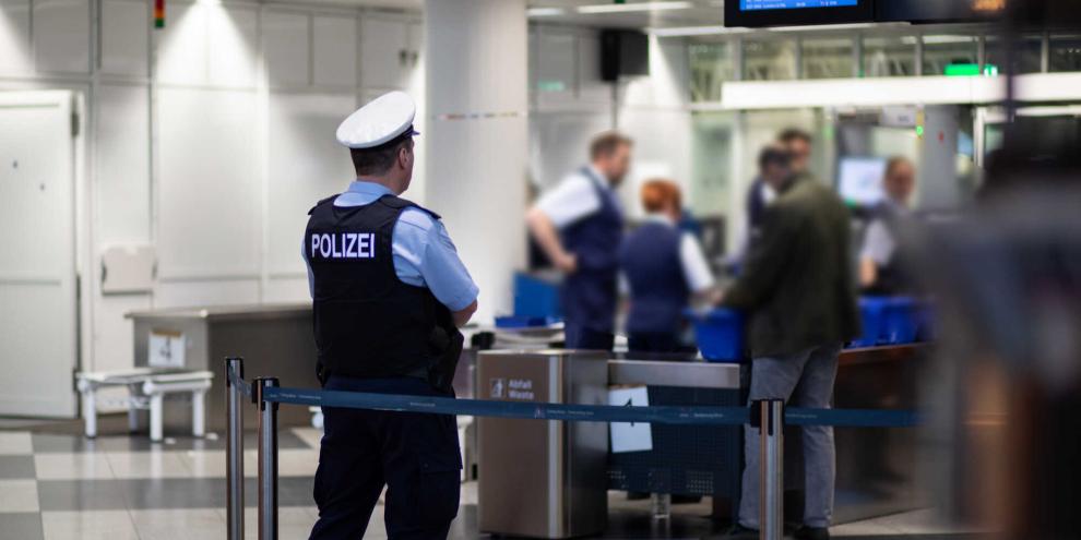 Ein zu einem Teppich umgearbeitetes Wolfsfell wurde am Flughafen Frankfurt beschlagnahmt – mit Konsequenzen für den Besitzer (Symbolbild).