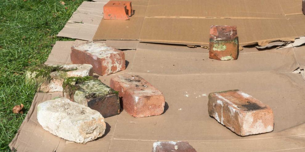 Pappkarton kann Schadstoffe in den Gartenboden einbringen.