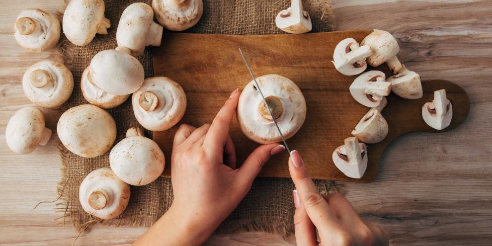 Frische Champignons roh im Salat: leckere Abwechslung oder schwer verdauliche Versuchung?Dumitru - stock.adobe.com