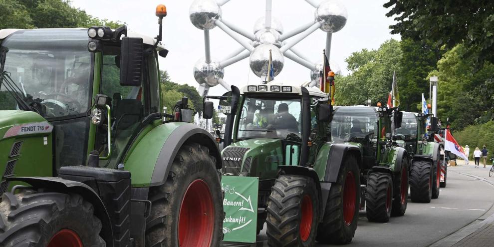 Traktoren vor dem Atomium in Brüssel
