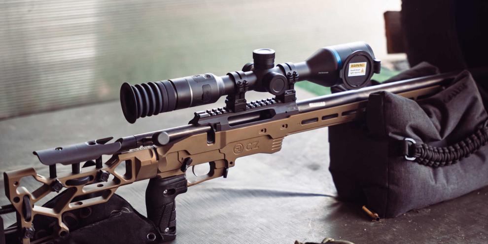 Nachtzielgeräte gibt es in verschiedenen Bauformen. Die einem ZF nachempfundene Bauweise ist bei Jägern im Ausland sehr beliebt.