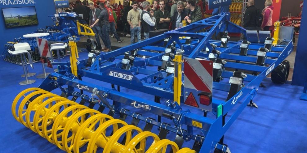 Treffler stellt zur Agritechnica den neuen Federzinkengrubber TFG 300 vor, der dem organischen Material viel Platz bieten und deshalb nicht leicht verstopfen soll.