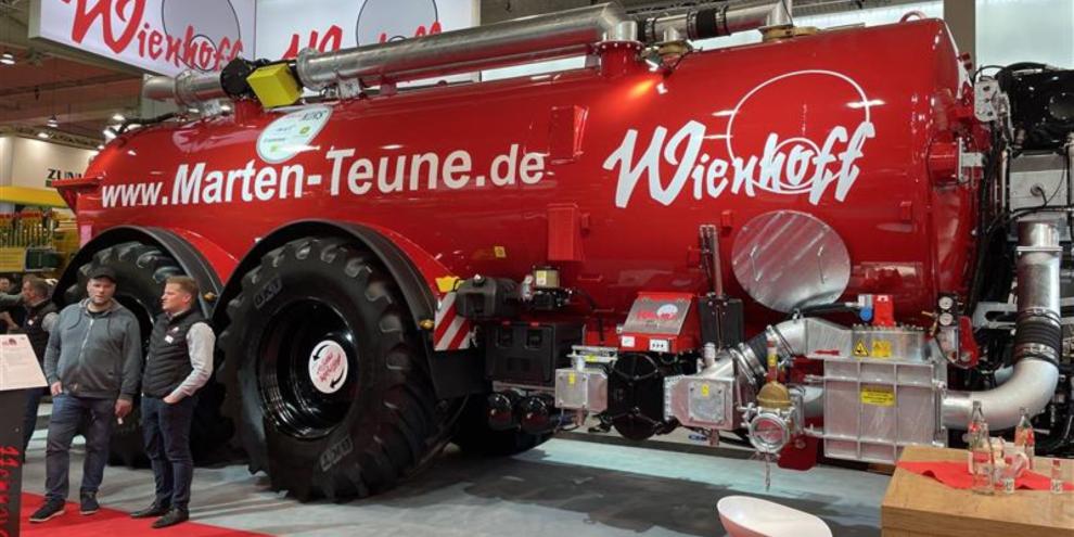 Gülletechnik für Profis gibt es auf dem Stand von Wienhoff - zum Beispiel diesen Gülle-Koloss mit 30 Kubik auf zwei Achsen mit ordentlichen 900/60 R42-Schlappen.