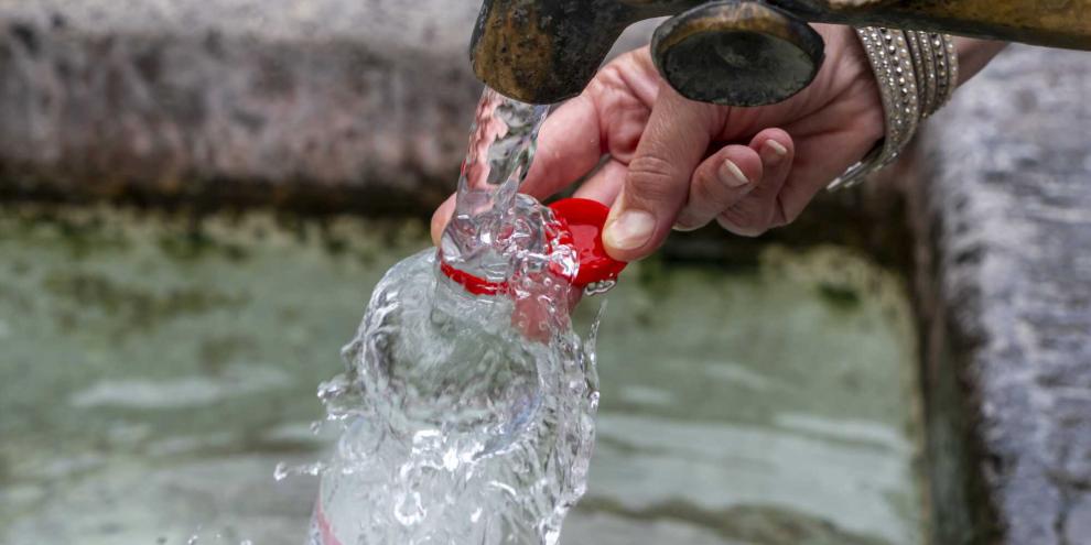 Trinkwasser aus einer Brunnenleitung