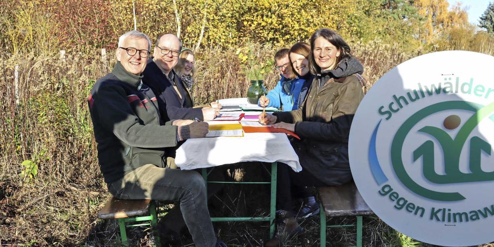 Beste Laune bei der Unterzeichnung (v.l.): Dr. Klaus Märker, Christian Meyer, Dr. Kirsten Hendricks, Dr. Joachim Schwind, Julia Hamburg und Miriam Staudte.