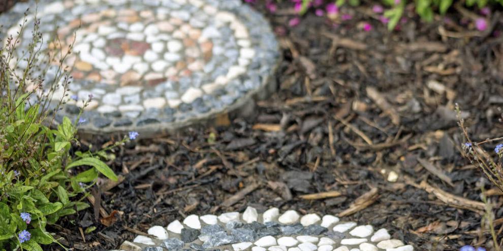 Mit etwas Übung lassen sich die Trittsteine auch mit Muster oder Symbolen verzieren.