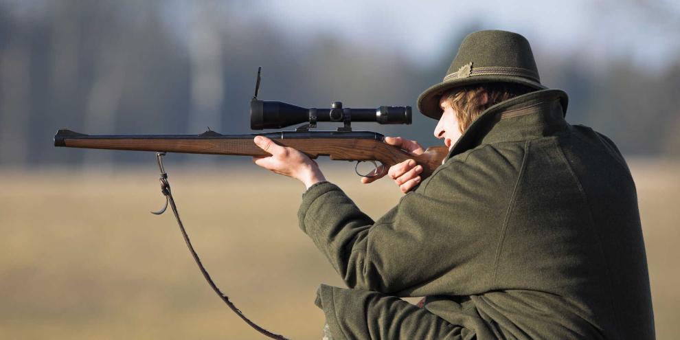 Jäger im Anschlag. In Tschechien ermitteln die Behörden nach einem tödlichen Schuss bei Jagdausflug (Symbolbild).