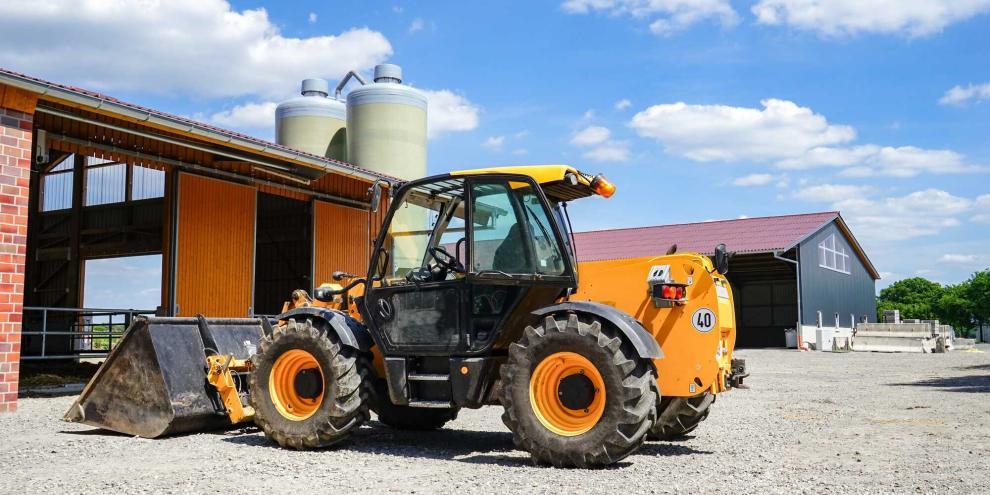 Ein Radlader auf dem Hof
