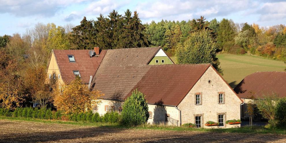 Bauernhaus-Felder-AdobeStock_407441026