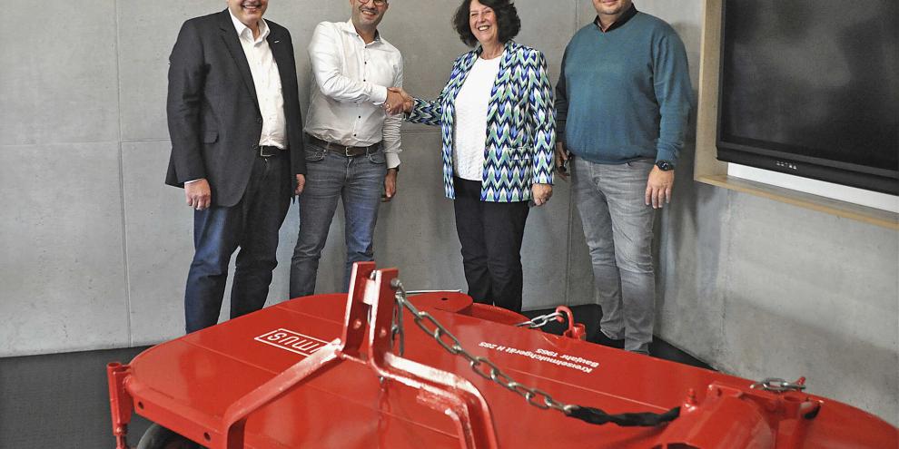 v.li.: Uwe Meißner und Holger Wössner von der HAR-Gruppe mit den Humus-Eigentümern Carmen und Roderich Gotterbarm