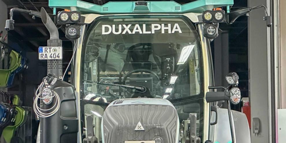 DuxAlpha: Das Lenksystem lässt sich an Traktoren nachrüsten und kann ein Funktion, die sonst kein anderer Hersteller bietet.