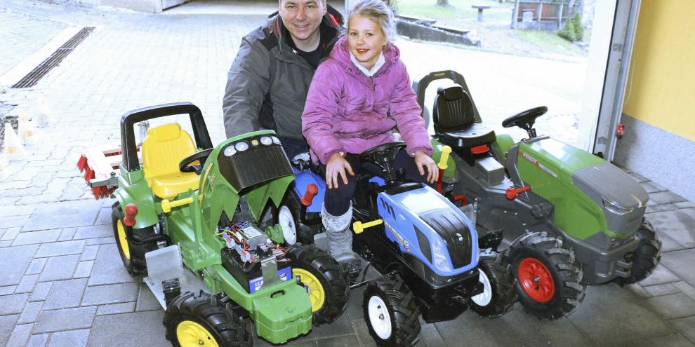 Stefan Stark und Tochter Marlene auf dem Prototyp: Mit dem New Holland begann das Tüfteln und Testen.