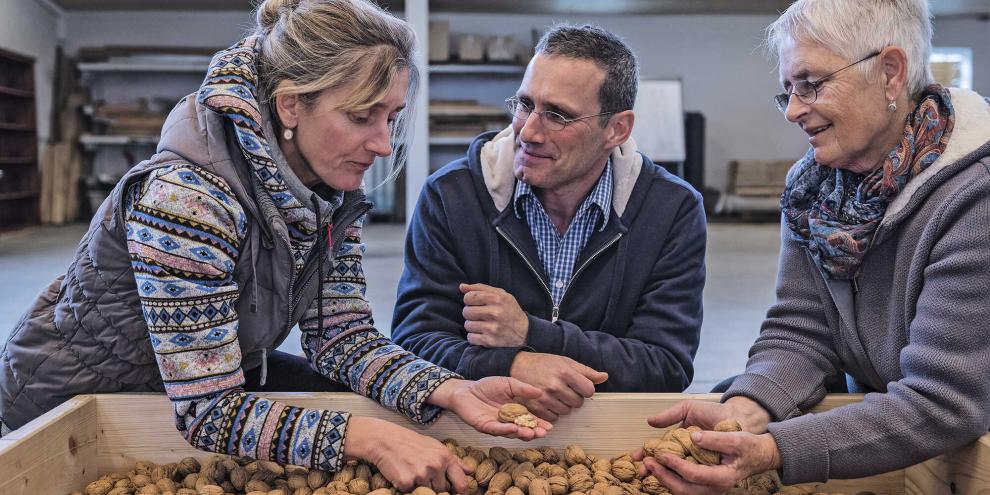 Christine Straub, Frank Flasche und Gerlinde Straub setzen auf Walnüsse.