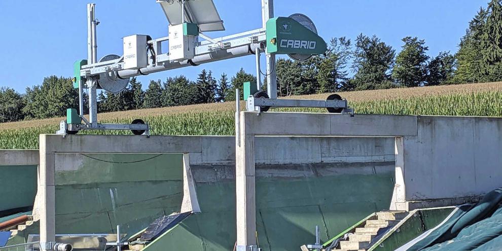 Nicht nur das Entnehmen und Verteilen des Futters ist bei den Peterbauers automatisiert, sondern auch das Auf- und Abdecken der Silos.