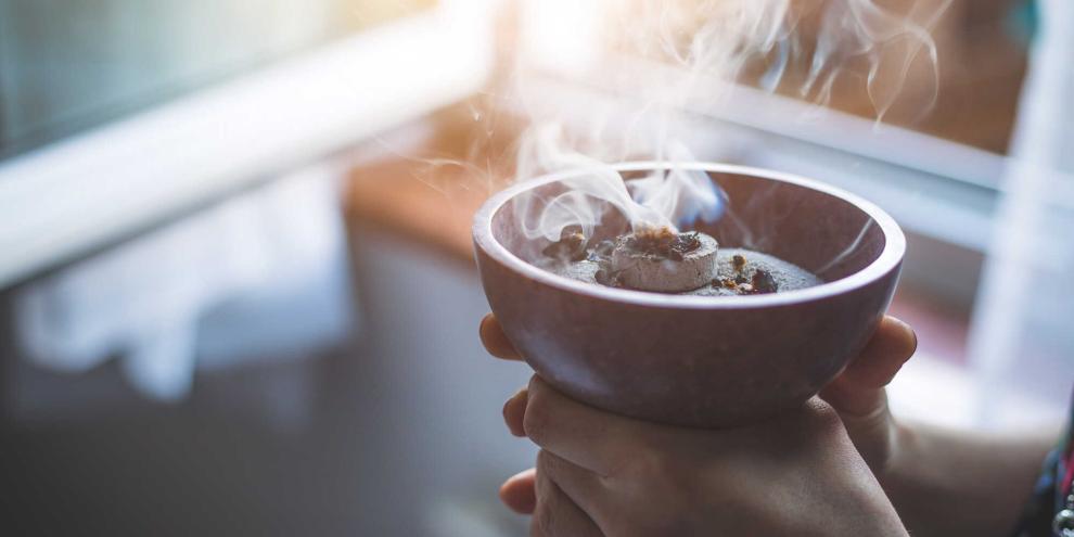 BildunterschriftBeim Räuchern mit Kohle entsteht viel Rauch.