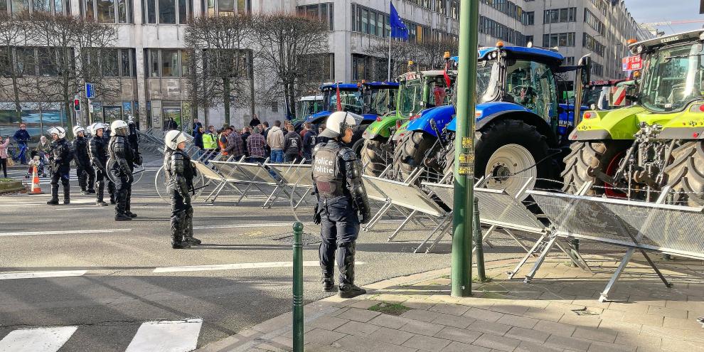 Bauernproteste in Brüssel: Landwirte haben ihre Traktoren in der Nähe der EU-Gebäude aufgestellt, um gegen den geplanten Mercosur-Deal zu demonstrieren.