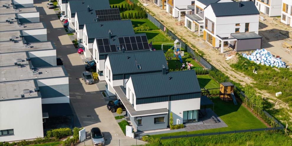 Reihenhäuser-Gärten-AdobeStock_1505469480