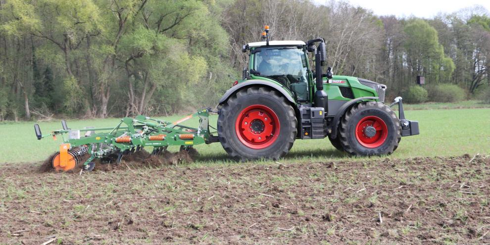 Der 4 m breite Cenio 4000-2 erledigte beim Grünroggenumbruch eine schöne Arbeit. 175 PS sollte man vorspannen, um zügig zu arbeiten.