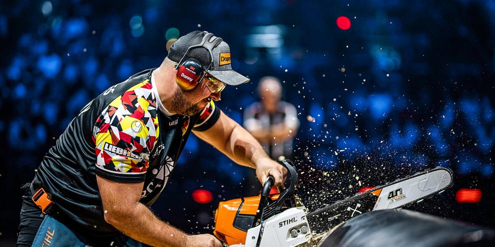 Die Limited-Edition-Schiene im Einsatz bei Danny Martin, dem deutschen Meister im Sportholzfällen 2025.