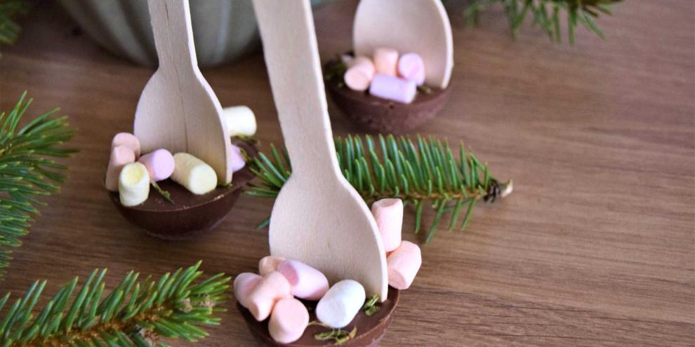 Schokolade am Stäbchen wir zu einer leckeren Trinkschokolade