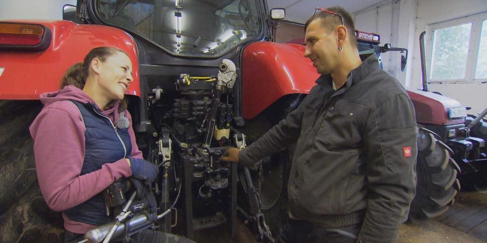 Bei Thomas und seiner Hofdame Michaela wird es schmierig: Der Landwirt aus dem Erzgebirge testet die Soldatin beim Fetten der Traktorlager und kommt ihr dabei sehr nahe.