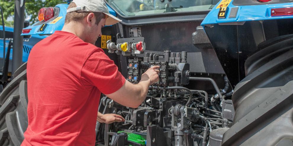 Landwirt-Reparatur-Traktor-AdobeStock_102405648