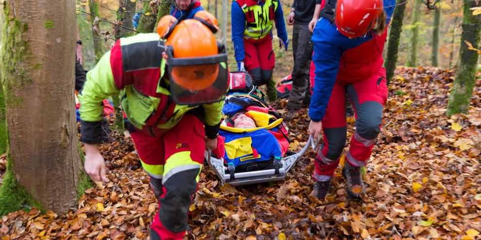 Auf dem Weg zum Rettungswagen: Damit der Verunfallte schnell Hilfe bekommt, braucht es Ersthelfer, die wissen was zu tun ist.
