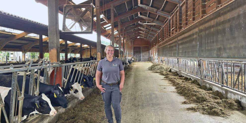 Katrin Carl im neuen Stall. Diesen konnte sie vom Nachbarn übernehmen und für die Jungviehaufzucht umbauen.