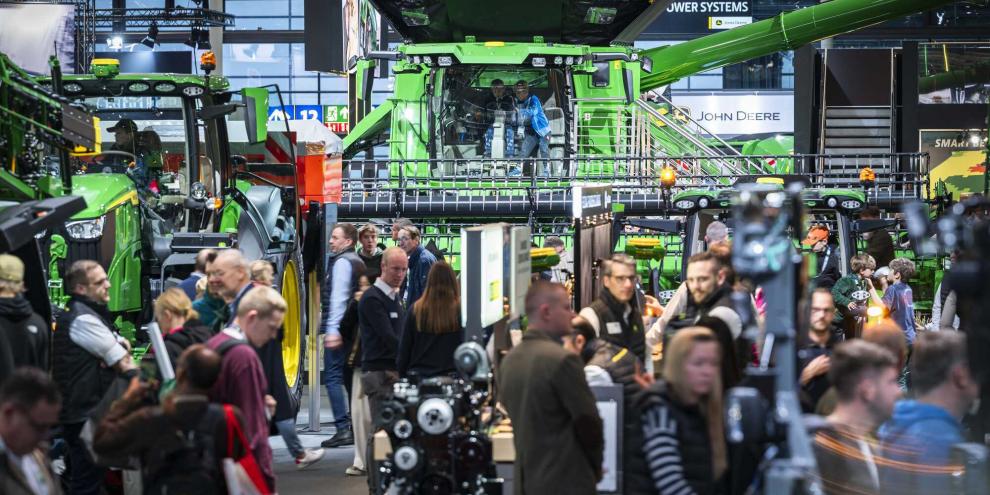Die Besucher geben John Deere recht: Halle 13 war sehr gut besucht, auch ohne Messeneuheiten.