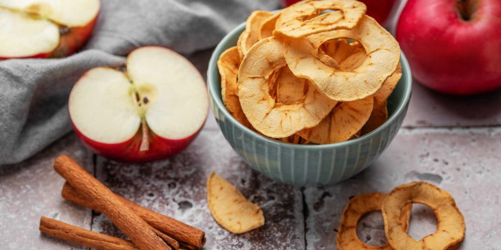 Knusprig gebacken und natürlich süß: Apfelchips aus dem Ofen sind ein gesunder Genuss für zwischendurch.