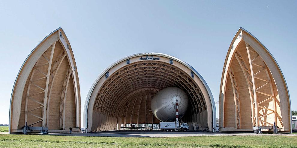Der Luftschiffhangar Mülheim besticht durch seine atemberaubende Konstruktion und die große Nachhaltigkeit. Er gilt als ein Beispiel für zukunftsorientiertes, ressourcenschonendes Bauen.